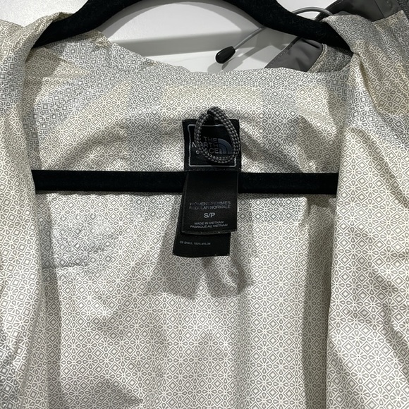 North face rain jacket - Picture 2 of 4